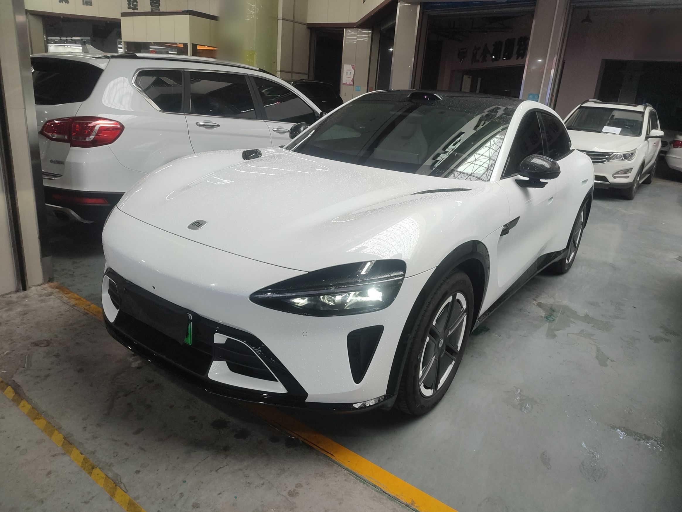 تحت مقدمة السيارة