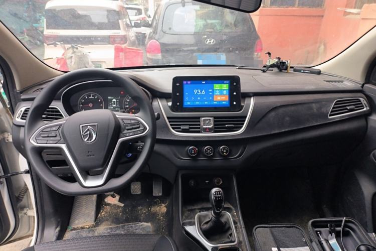 Used Baojun 730 2019 1.5L Manual Fashion Model 7-seater National V Center Console