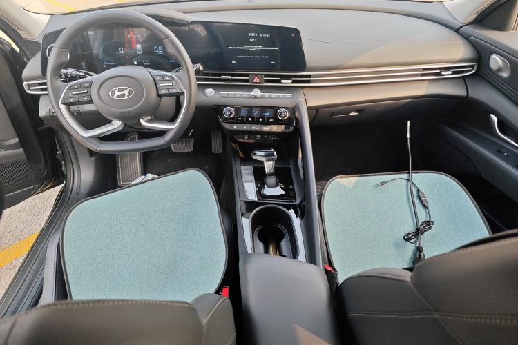 Used Hyundai Elantra 2023 1.5L CVT LUX Prestige Edition Center Console