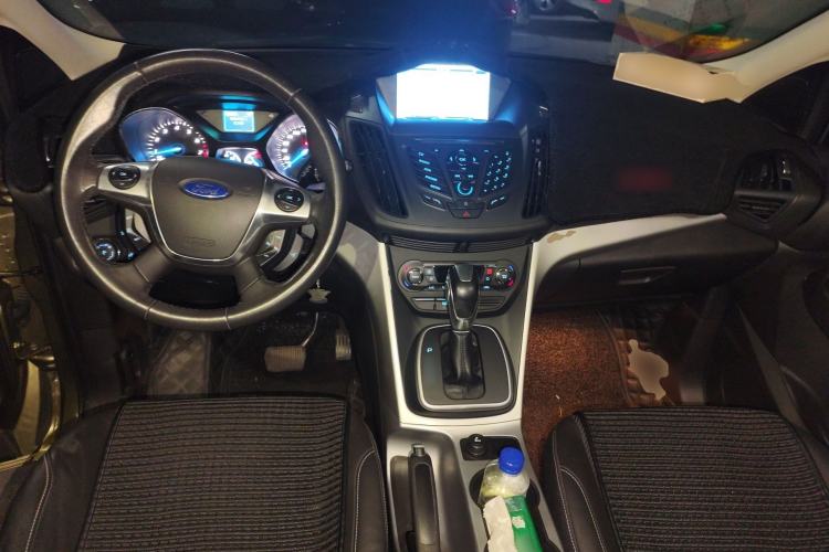 Used Ford Kuga 2013 1.6L GTDi Two-Wheel-Drive Trend Model Center Console