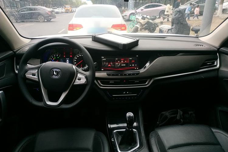 Used CHANGAN CS35PLUS 2021 Revised Version Glory Million Edition 1.6L Manual Luxury Edition
