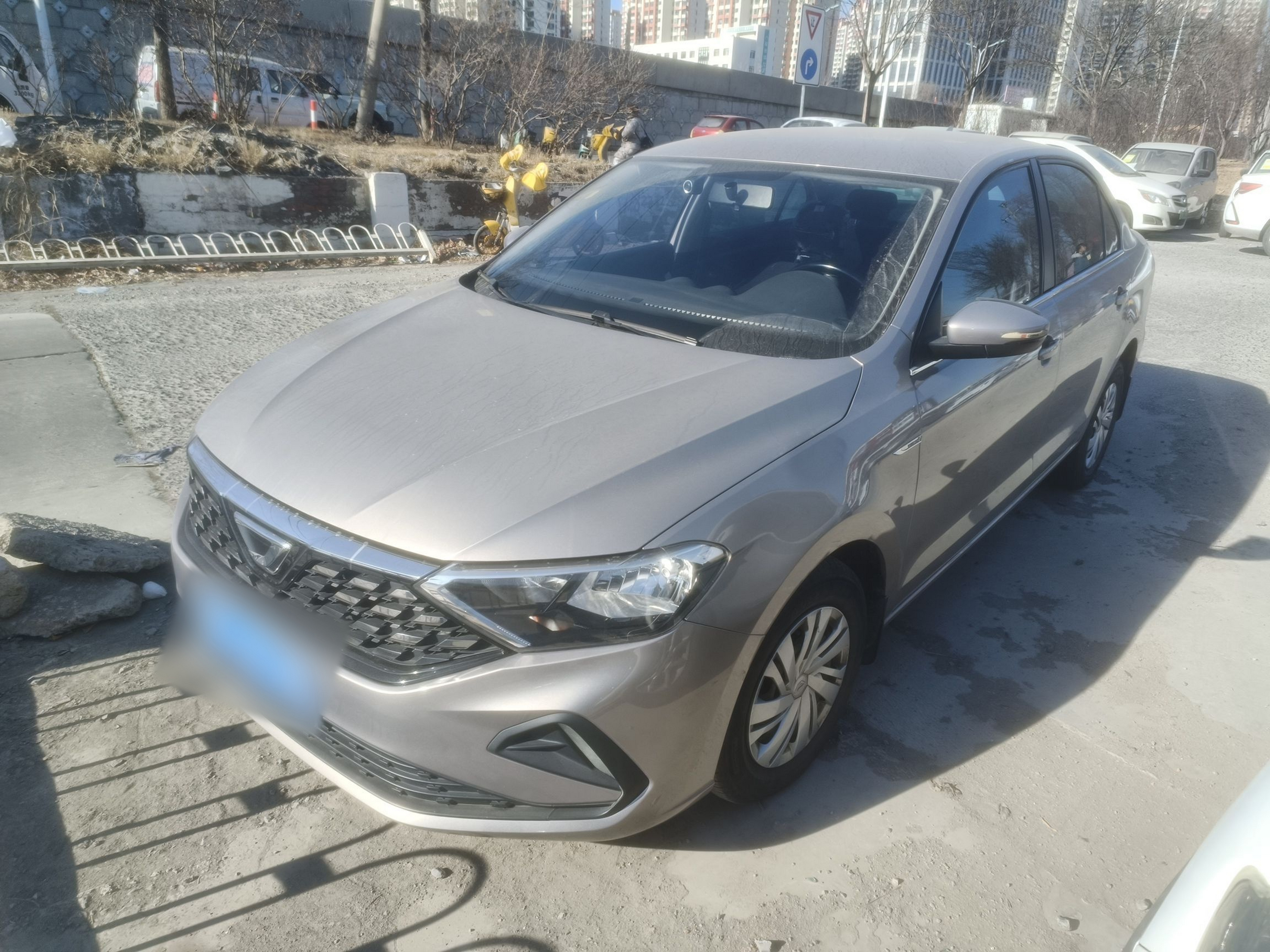 Под передней частью автомобиля
