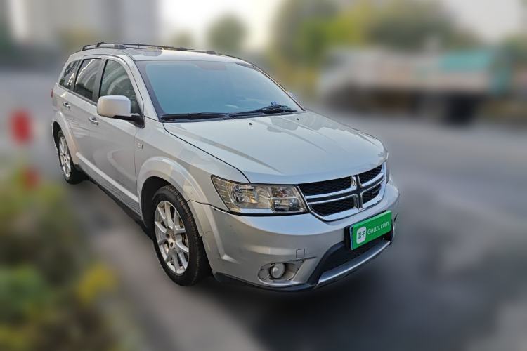 Used Dodge Journey 2013 2.4L Two-Wheel Drive Luxury Version Front Right 45 Deg