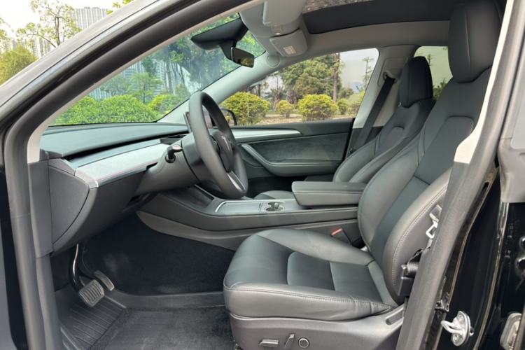 Used Tesla Model Y 2023 Rear-Wheel-Drive Version Interior 5