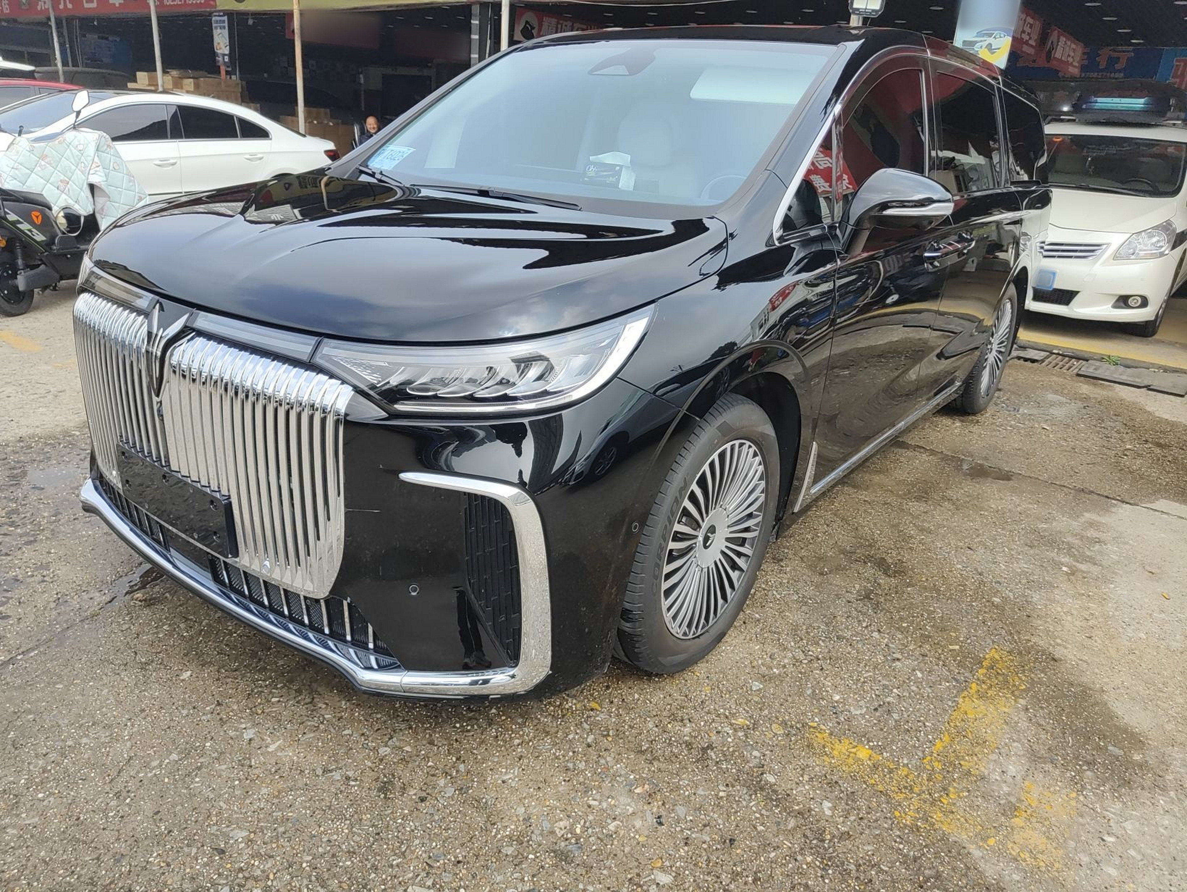 تحت مقدمة السيارة