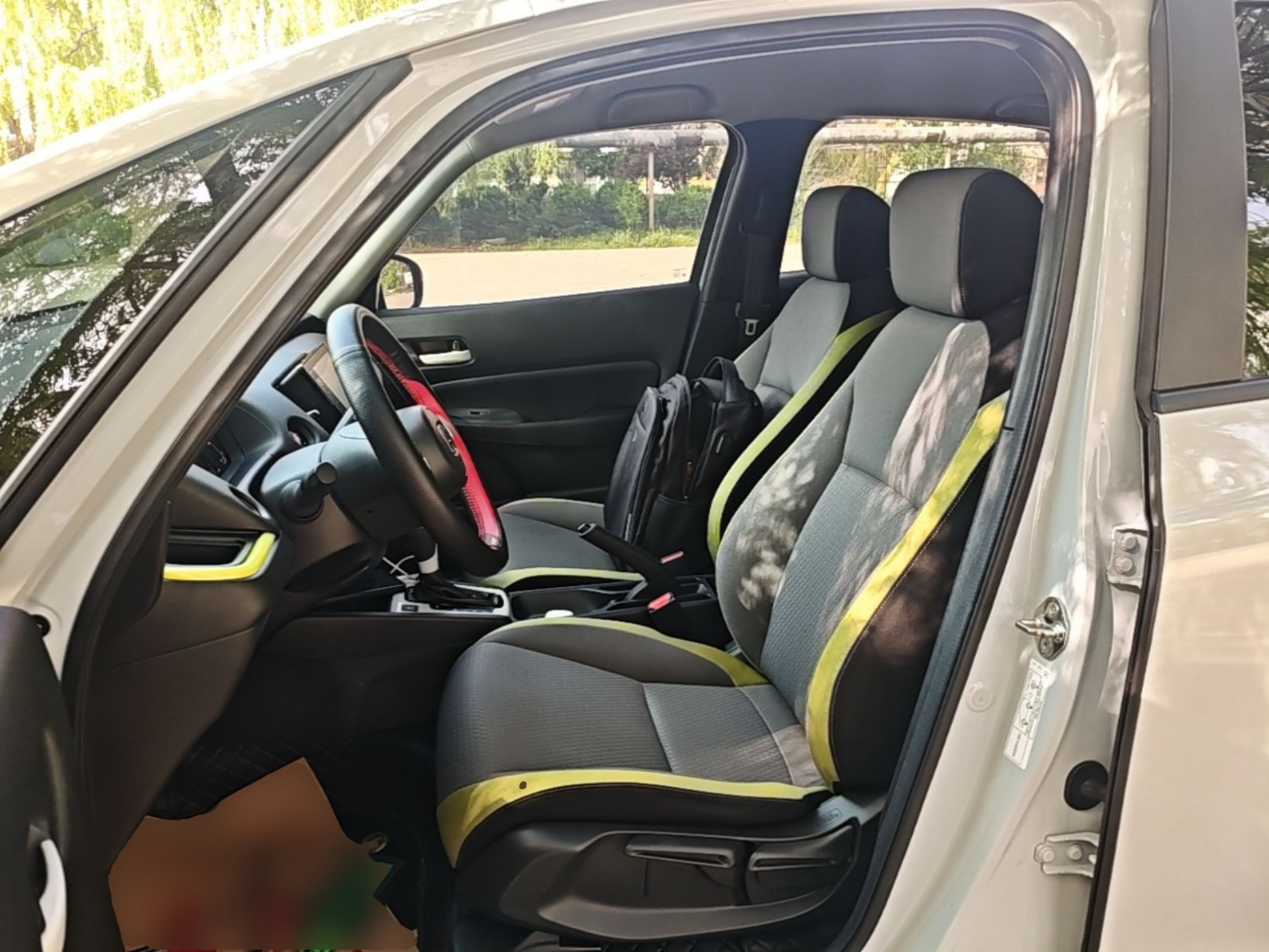 المقاعد الأمامية داخل السيارة