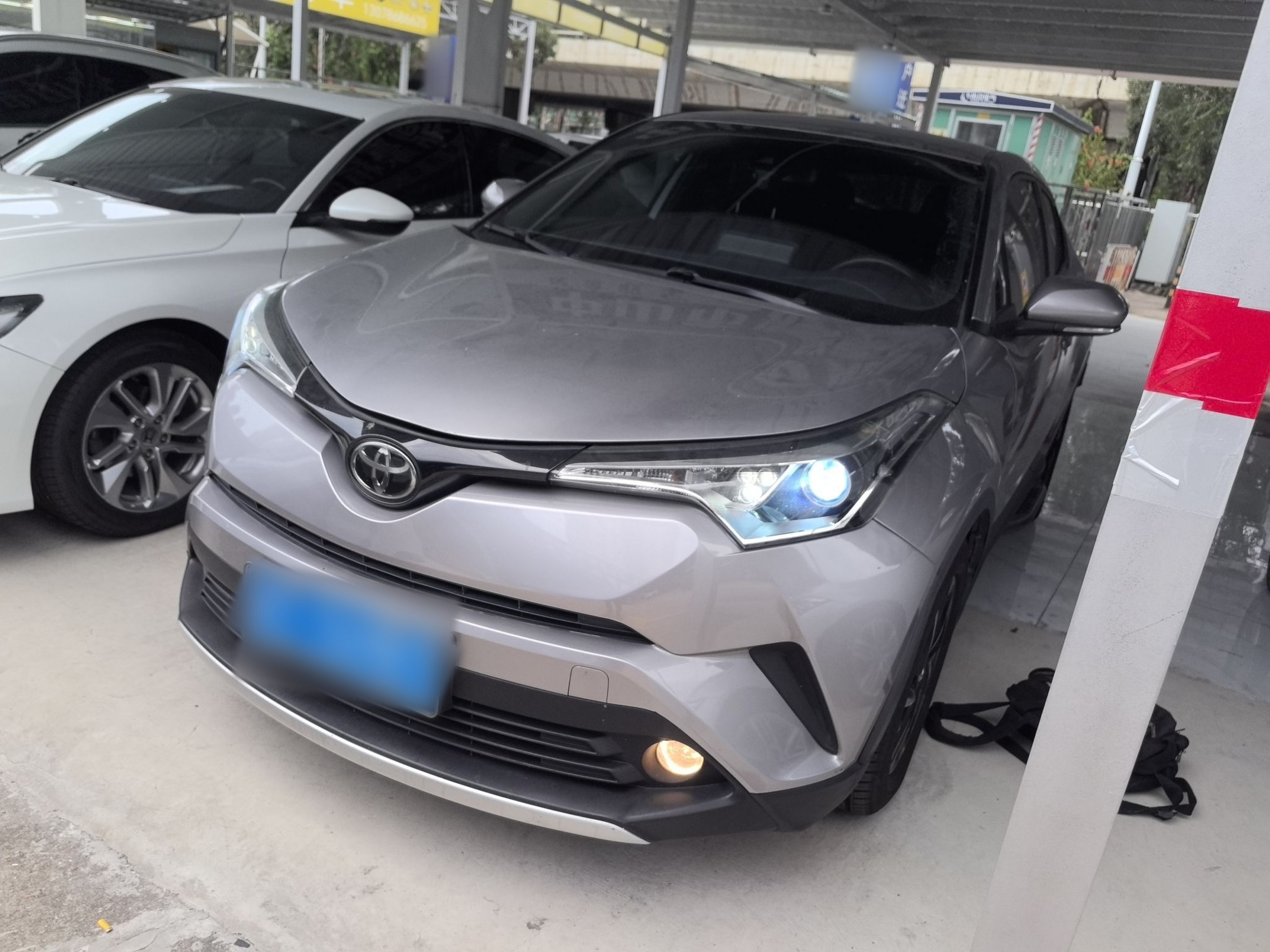 تحت مقدمة السيارة