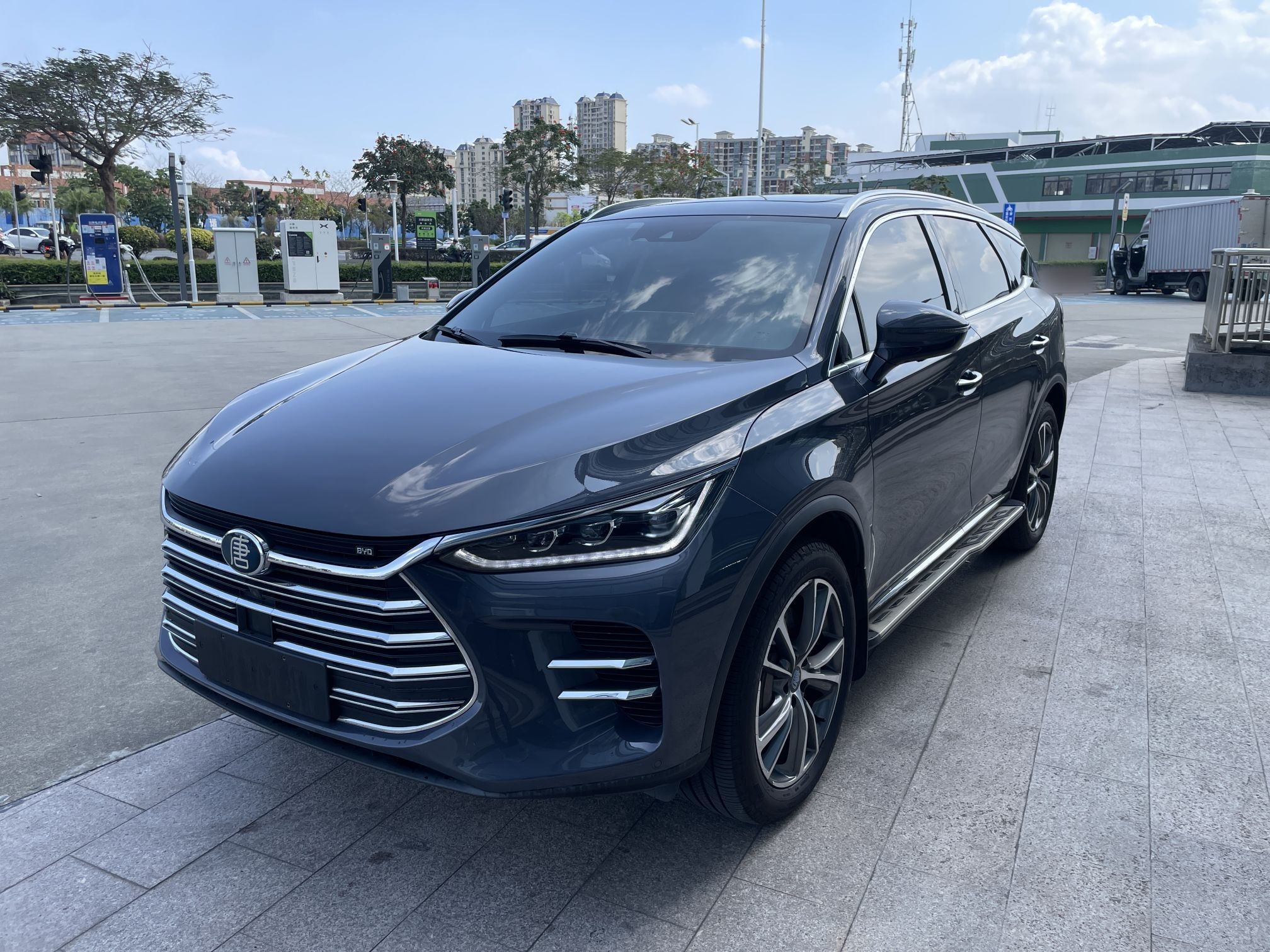 Под передней частью автомобиля