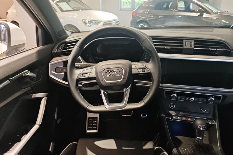 Used Audi Q3 2024 40 TFSI Fashion Dynamic Model Steering Wheel