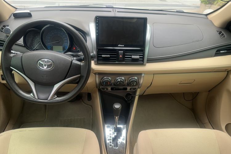 Used Toyota YARiS L Zhi Xuan 2015 1.5E Automatic Charm Edition Center Console