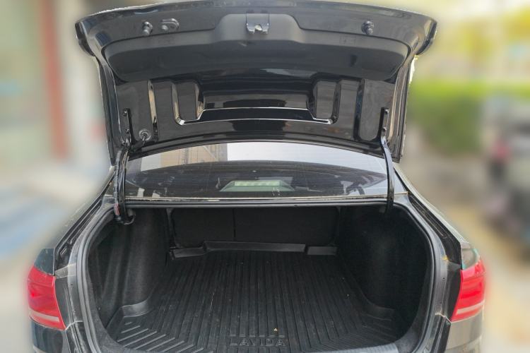 Used Volkswagen Lavida 2015 1.6L Manual Comfort Edition Trunk