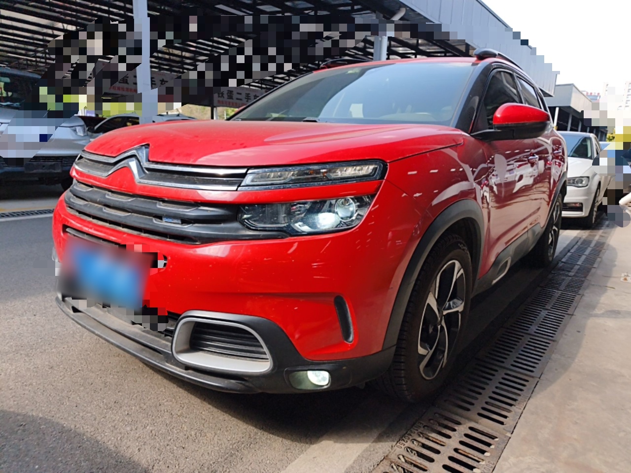 تحت مقدمة السيارة