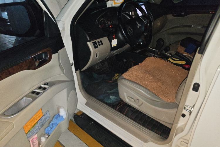 Used Mitsubishi Pajero Sport 2013 3.0L Automatic 4x4 Flagship Edition Driver Seat