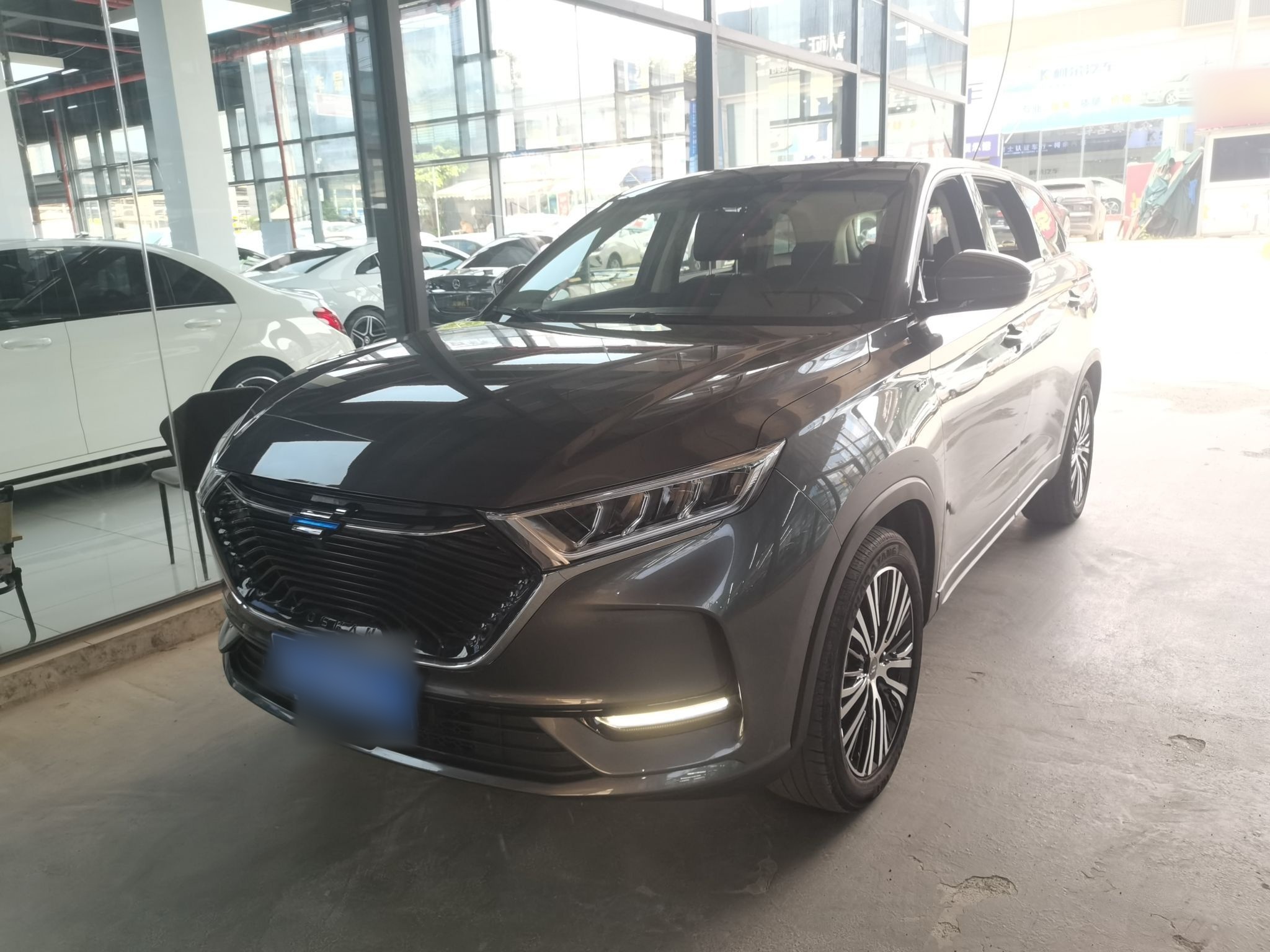 Под передней частью автомобиля