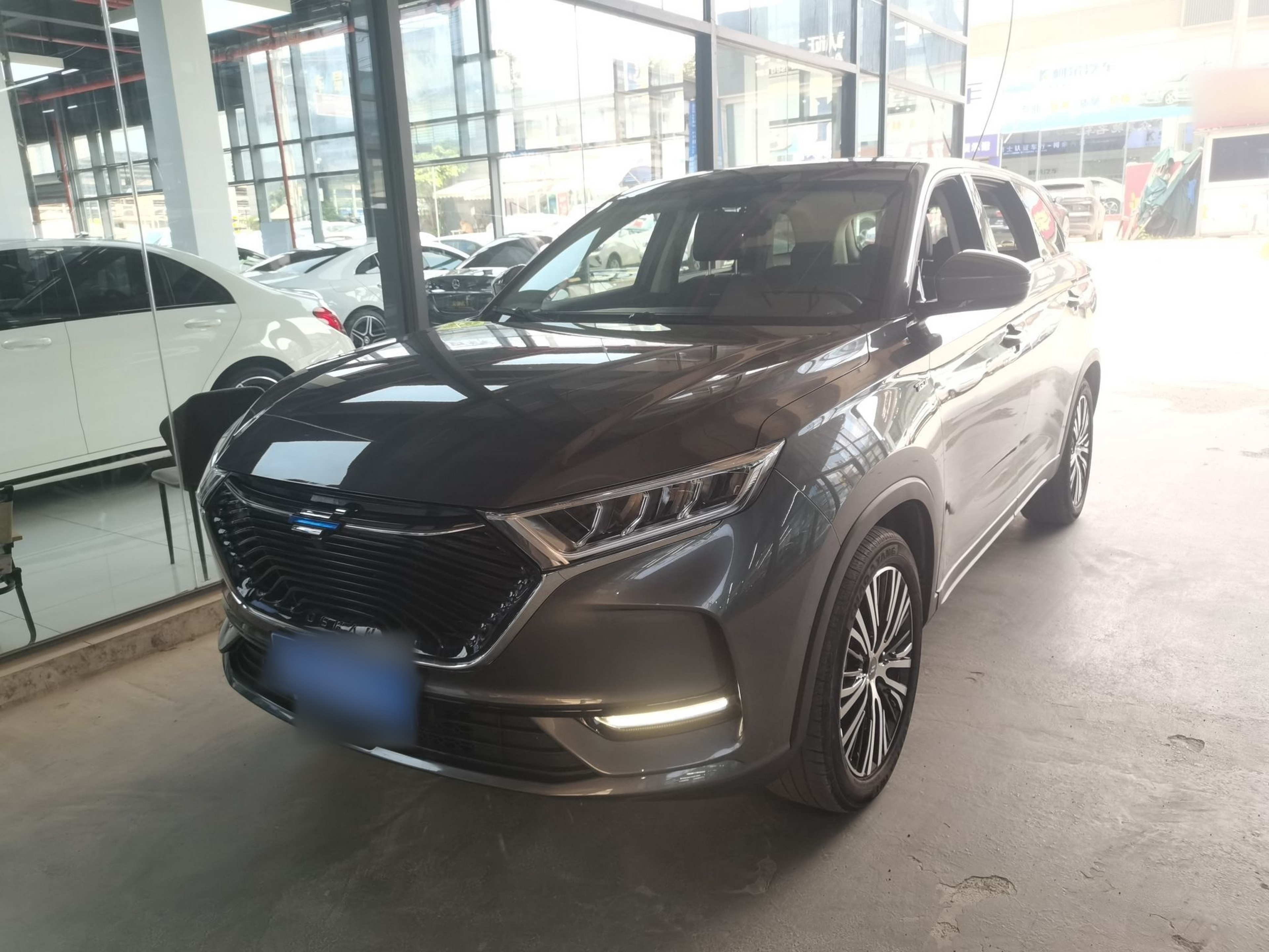 تحت مقدمة السيارة