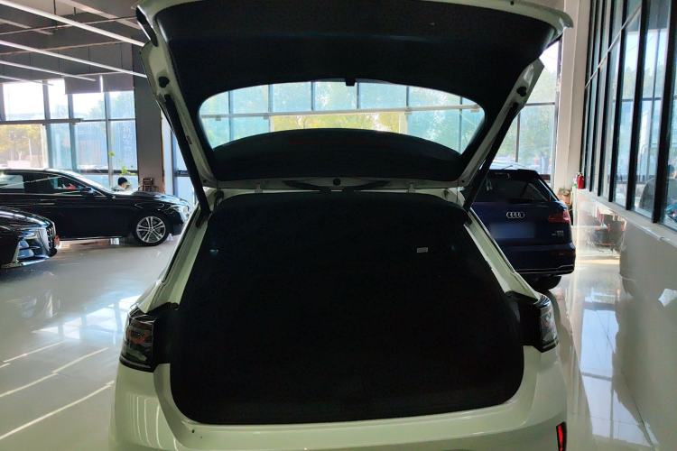 Used Volkswagen T-ROC 2025 Facelifted 300TSI DSG Two-Wheel-Drive Chen Guang Edition Trunk