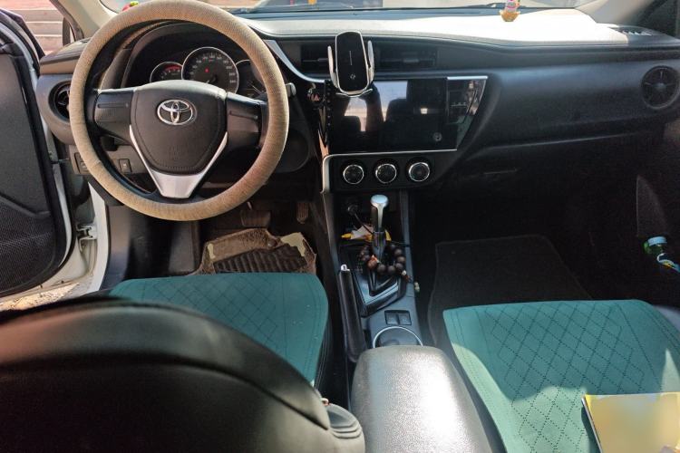 Used Toyota Levin 2017 Revised Version 185T CVT New Sharp Edition China VI Standard Center Console