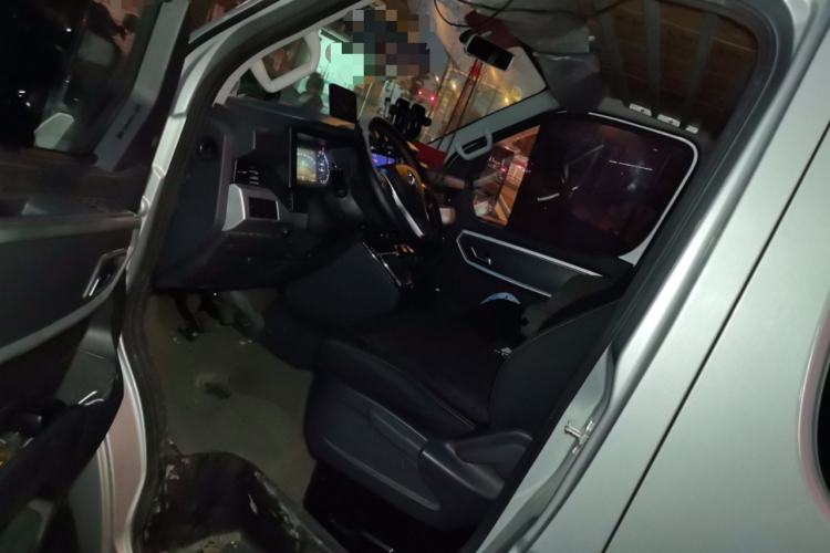 Used Dongfeng Yufeng 2023 V9+ 2.0T Manual Front-Wheel-Drive Multi-Function Mid-Roof Van with 7/8/9 Seats
