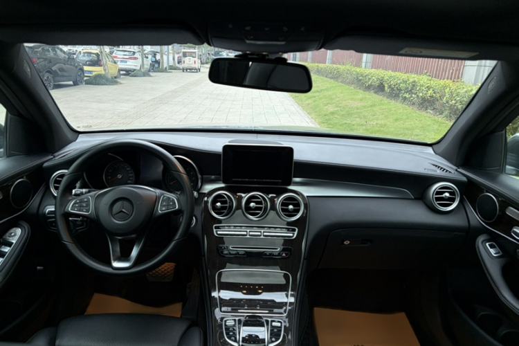 Used Mercedes-Benz GLC 2017 GLC 260 4MATIC Dynamic Edition Interior 2