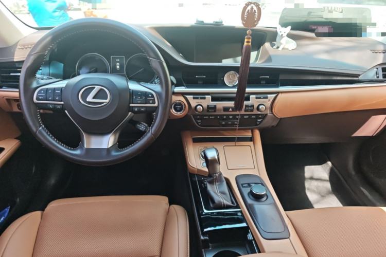 Used Lexus ES 2017 300h Mark Levinson Comfort Edition
