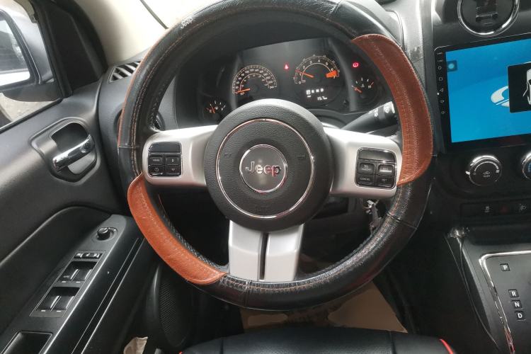 Used Jeep Compass 2015 2.0L two-wheel drive sport version
