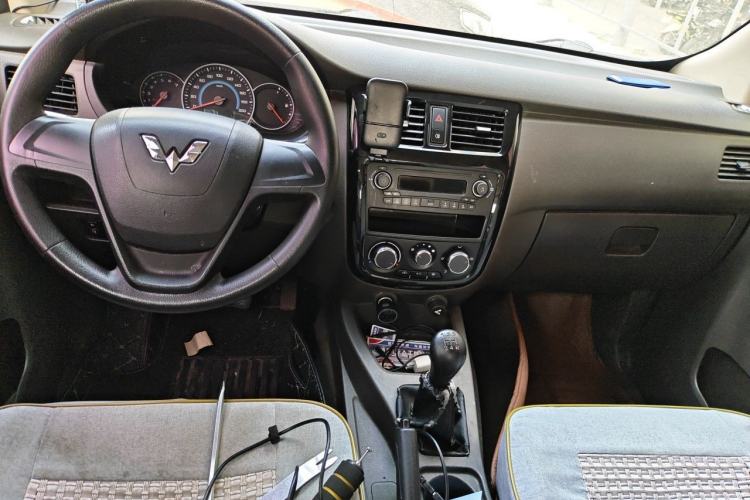 Used Wuling Rongguang V 2016 1.5L Standard Version