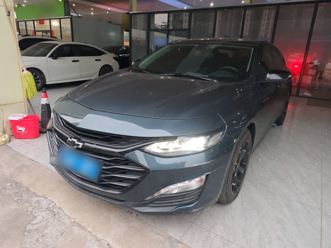 Под передней частью автомобиля