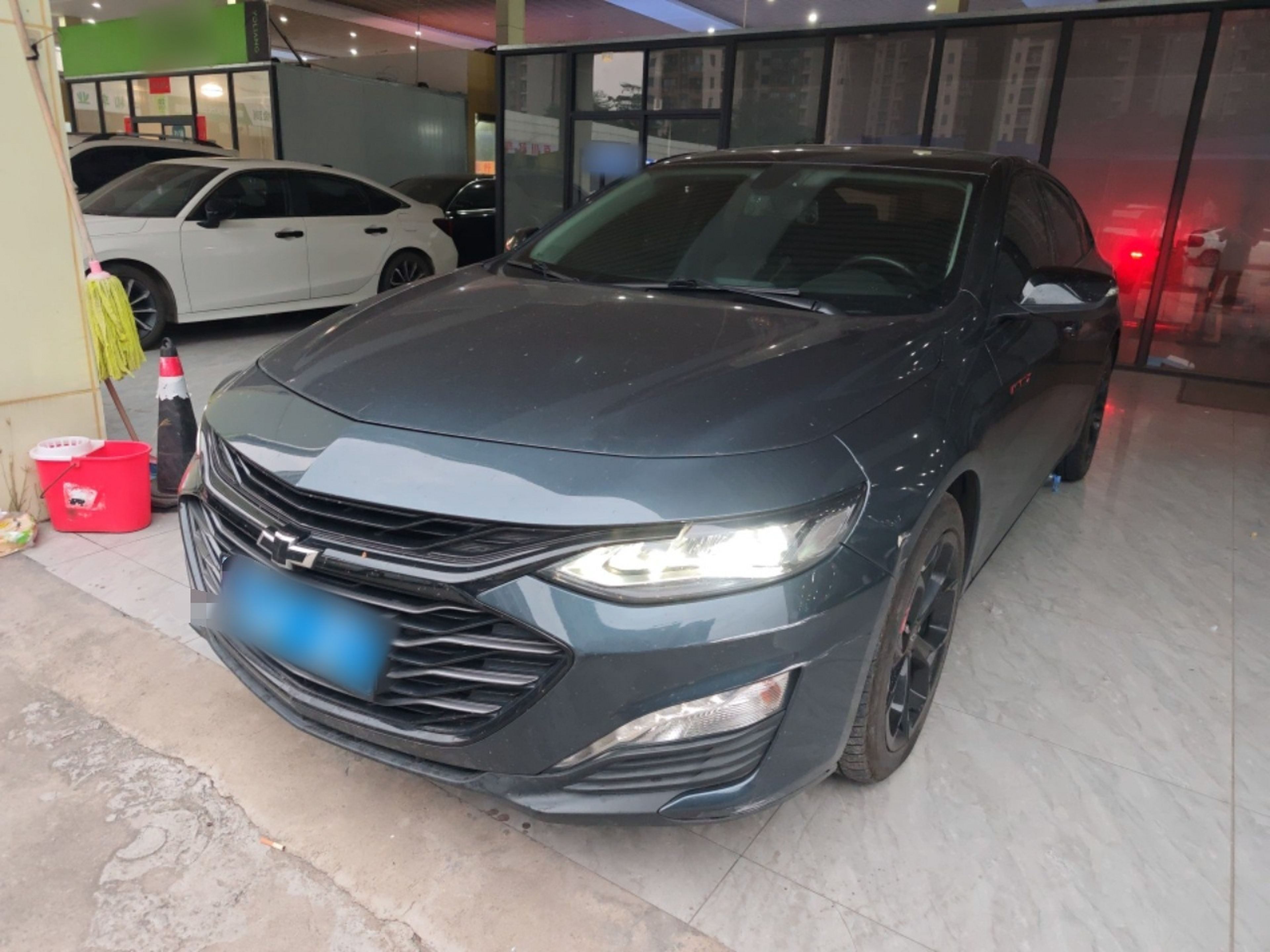 تحت مقدمة السيارة