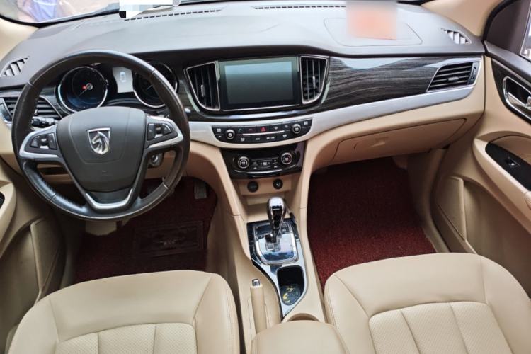 Used Baojun 730 2016 1.8L iAMT Luxury Model 7 Seats Center Console