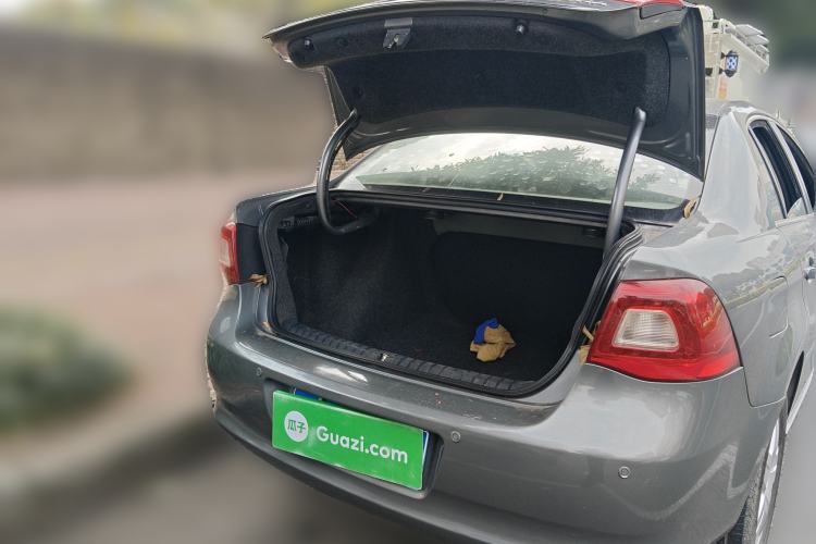 Used Volkswagen Bora 2011 1.6L Automatic Fashion Edition Trunk