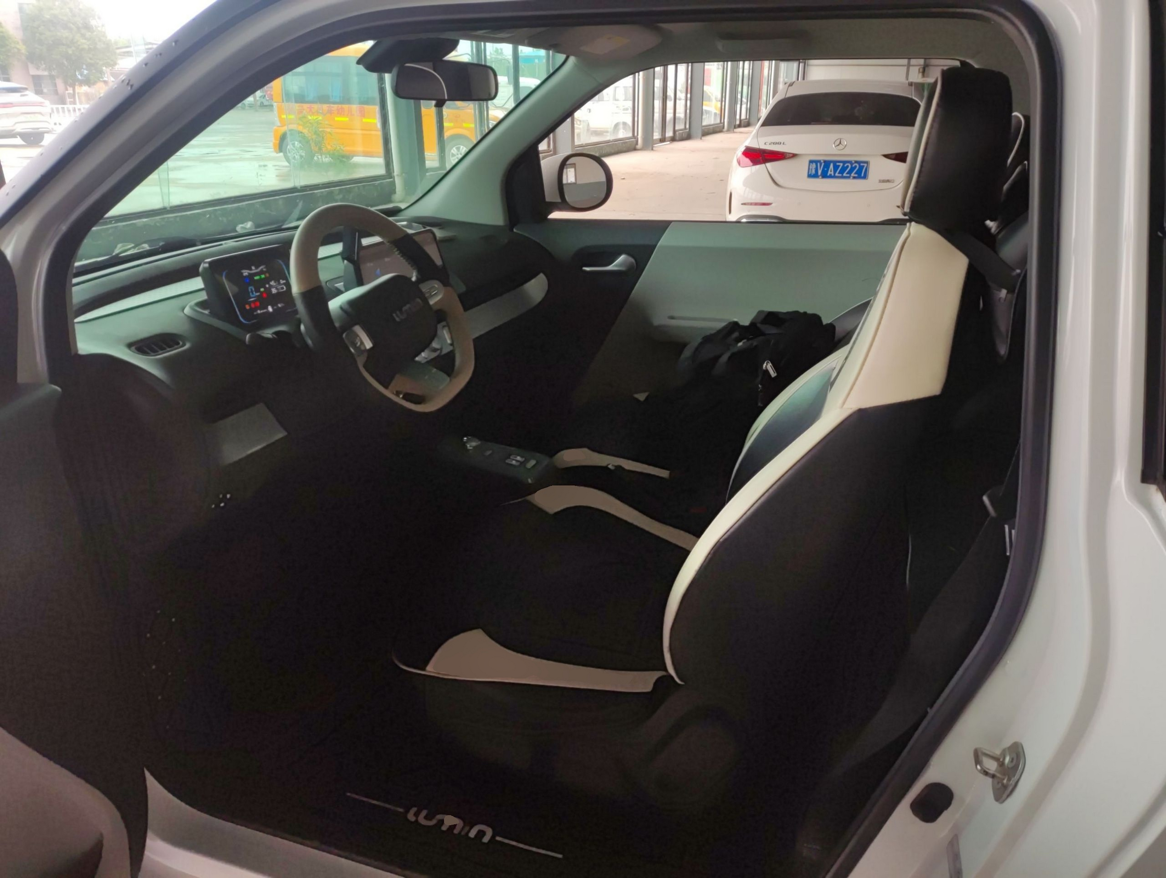 المقاعد الأمامية داخل السيارة