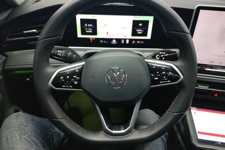 Used Volkswagen Magotan 2024 300TSI DSG Prestige Edition—A Real Eye-Catcher Steering Wheel