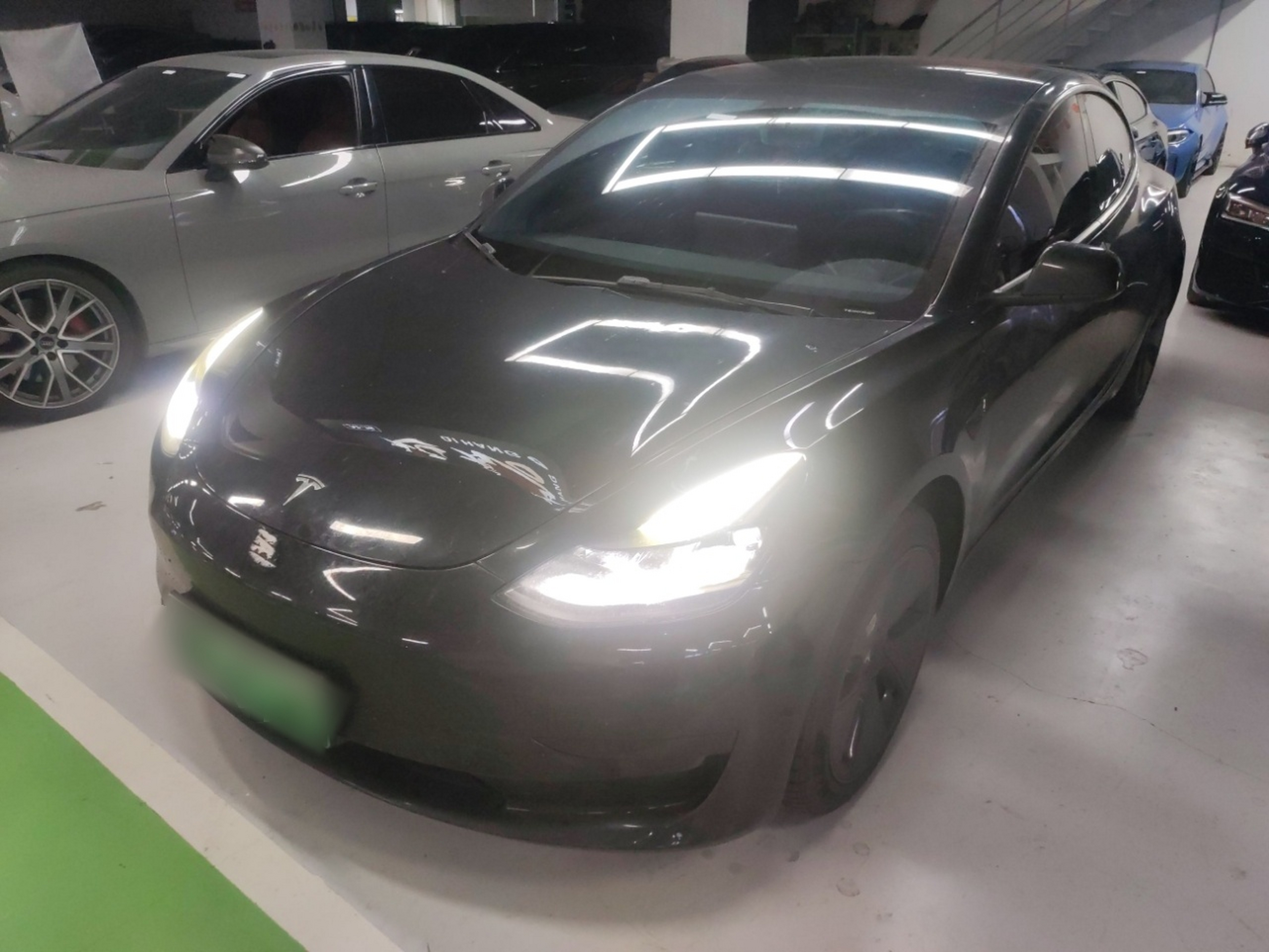 تحت مقدمة السيارة