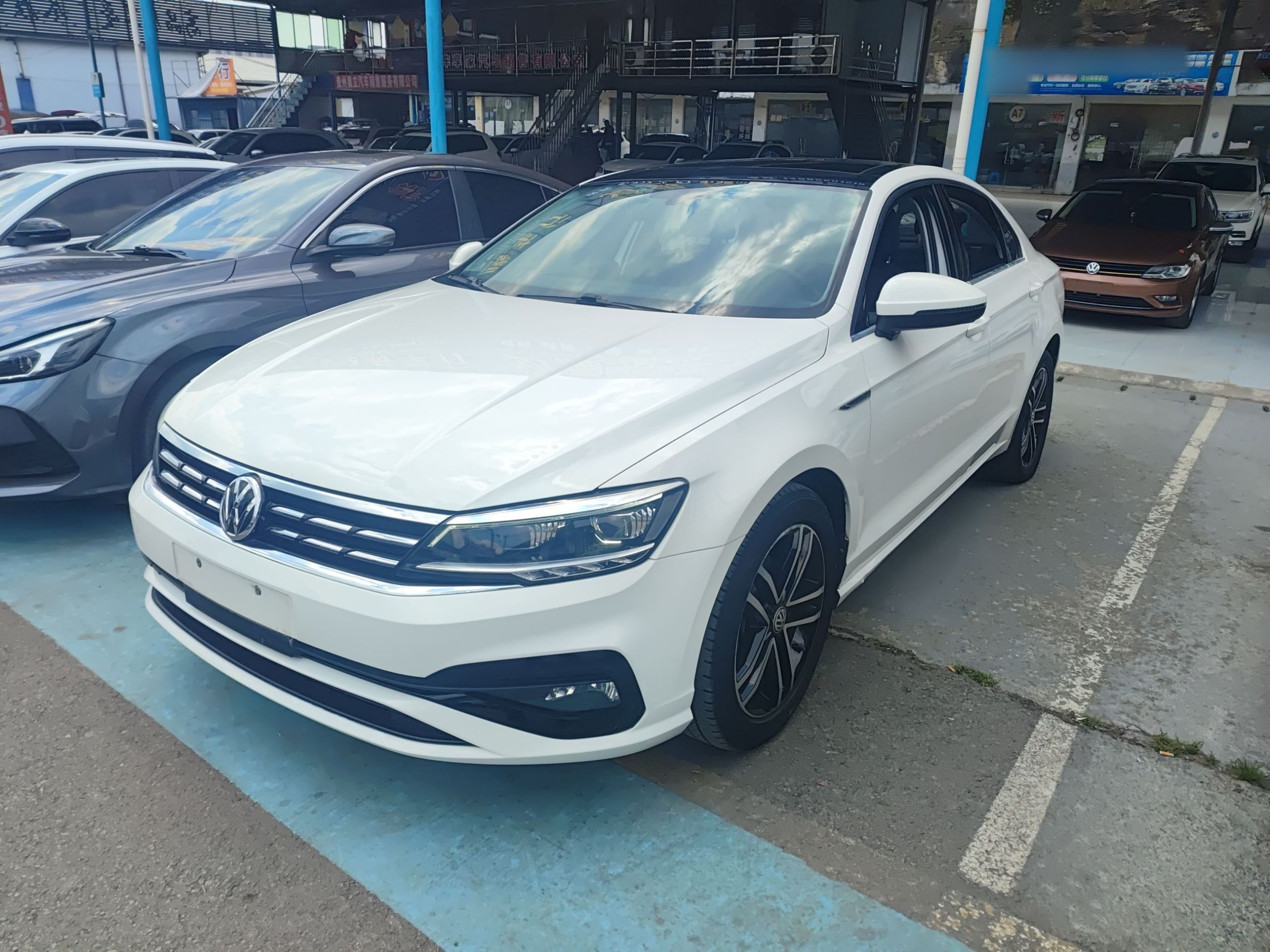 Под передней частью автомобиля