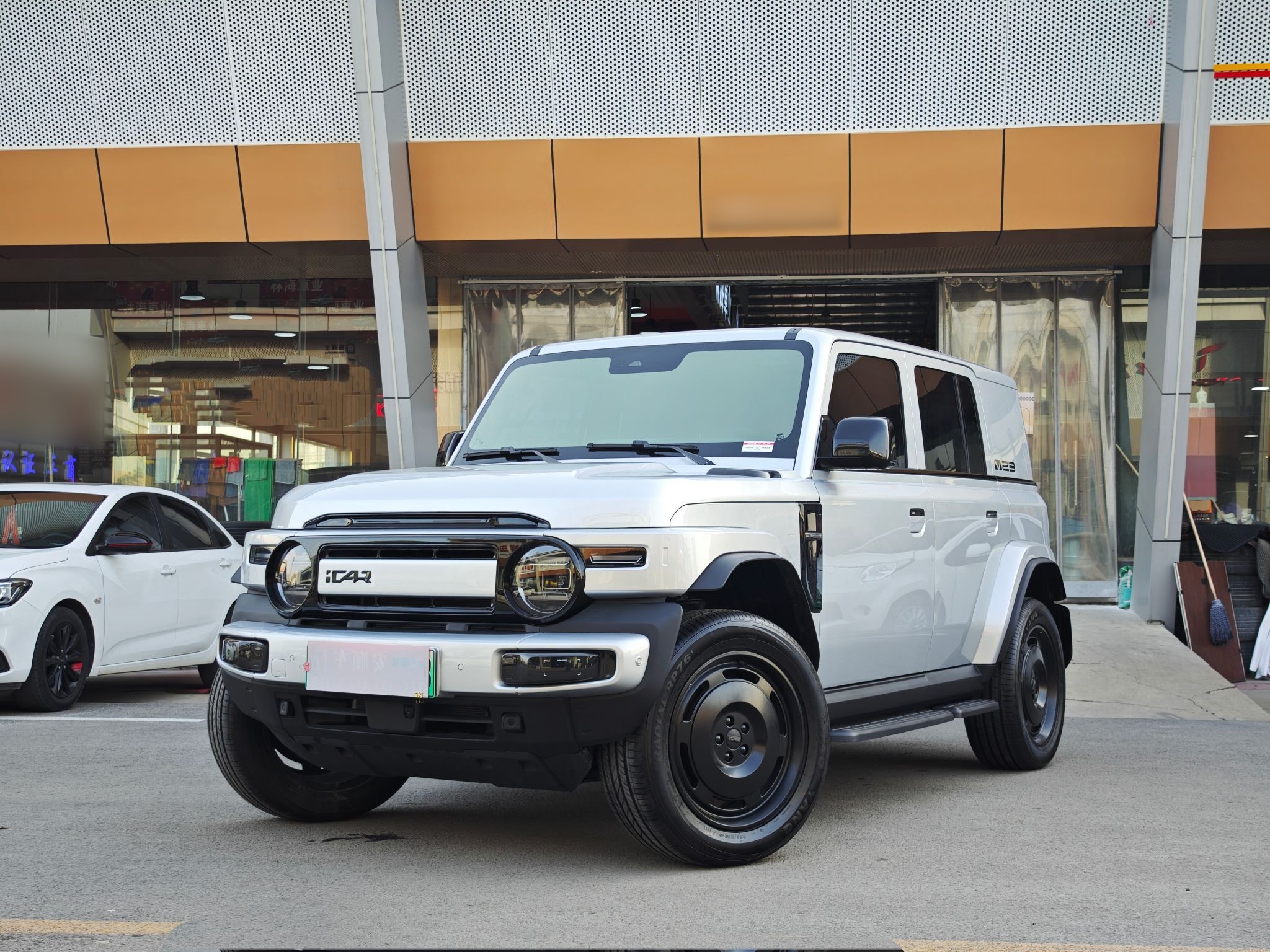 تحت مقدمة السيارة