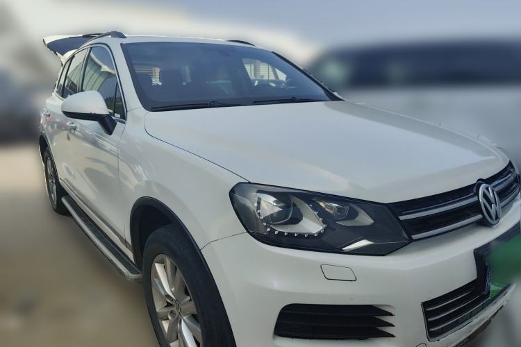 Used Volkswagen Touareg 2011 3.0 TSI High-End Version Front Right 45 Deg