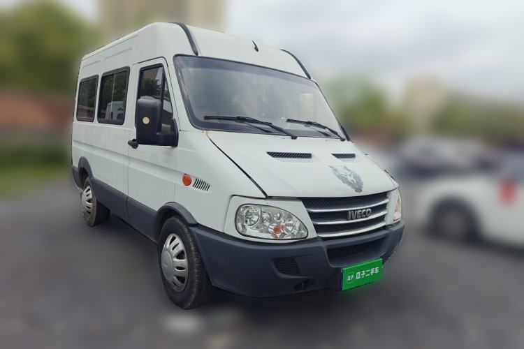 Used Iveco Power Daily 2017 2.5T Classic A32 Mid-Roof 6-7 Seater Bus 47Z5 Front Right 45 Deg