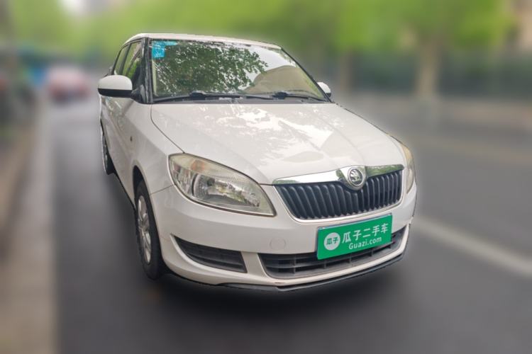 Used Skoda Fabia 2014 1.4L Automatic Crystal Edition Front Right 45 Deg