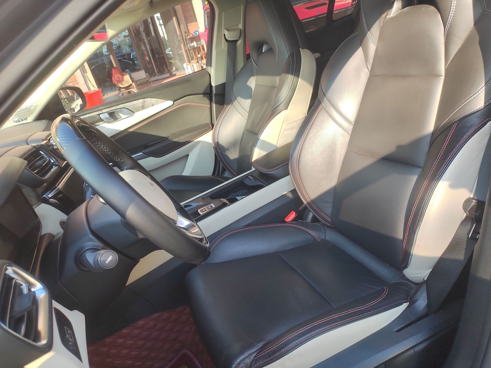 المقاعد الأمامية داخل السيارة