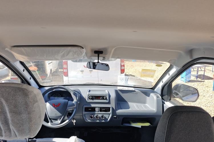 Used Wuling Yangguang 2024 300KM Comfort Version Passenger Van 75kW Headliner