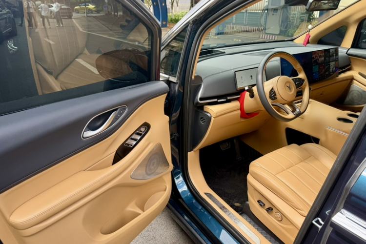 Used VOYAH Dream 2025 EV Four-Wheel Drive Prestige Kunpeng Edition
