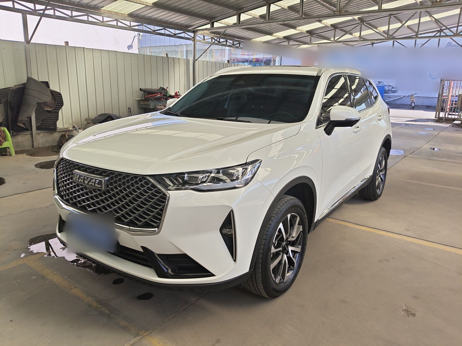 تحت مقدمة السيارة