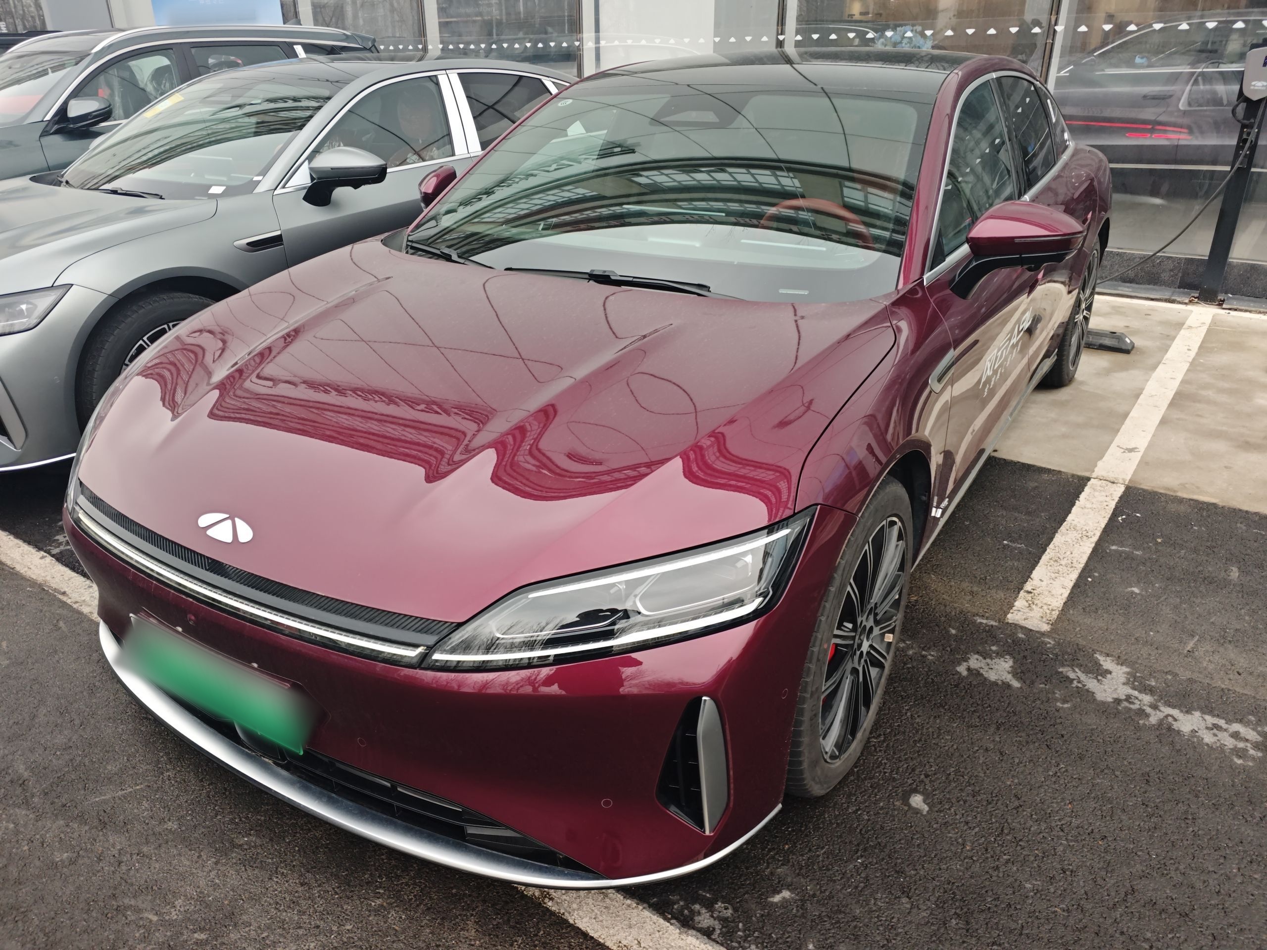 تحت مقدمة السيارة