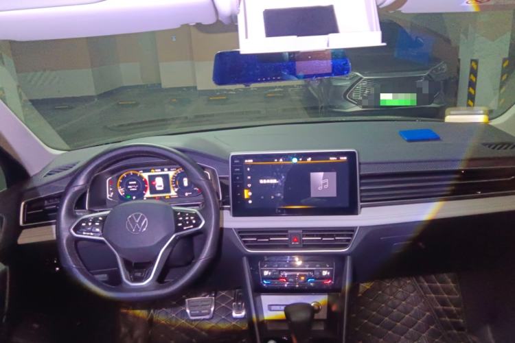 Used Volkswagen Tiguan L 2023 Facelifted 380TSI Automatic All-Wheel Drive R-Line Plus Version 7-Seater Center Console