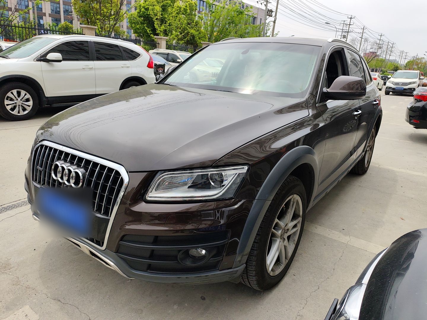 Под передней частью автомобиля