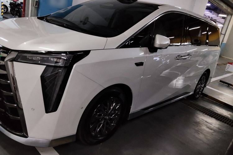 Used GAC Trumpchi Xiangwang M8 2025 Kunkun Series Max Luxury Cabin
