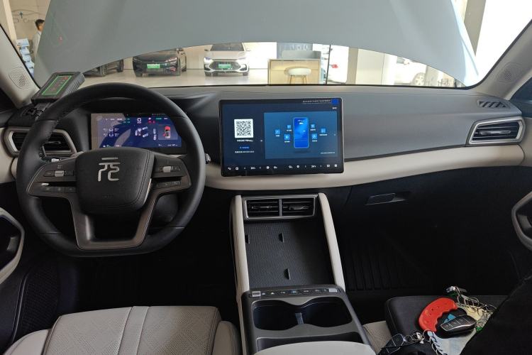 Used BYD Yuan UP 2025 Intelligent Driving Version 401 KM Dynamic Edition Center Console