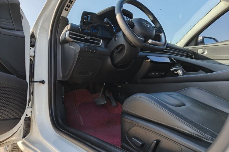 Used Hyundai Elantra 2022 1.5L CVT LUX Prestige Edition Interior 3