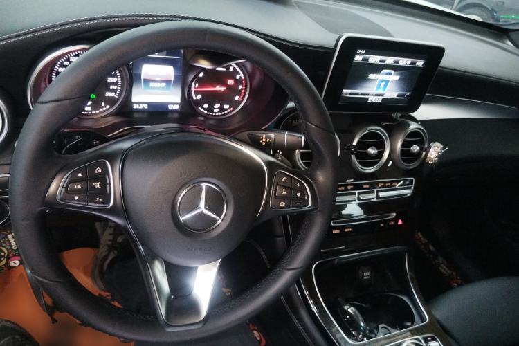 Used Mercedes-Benz GLC 2019 Facelift GLC 260 L 4MATIC Luxury Model Center Console