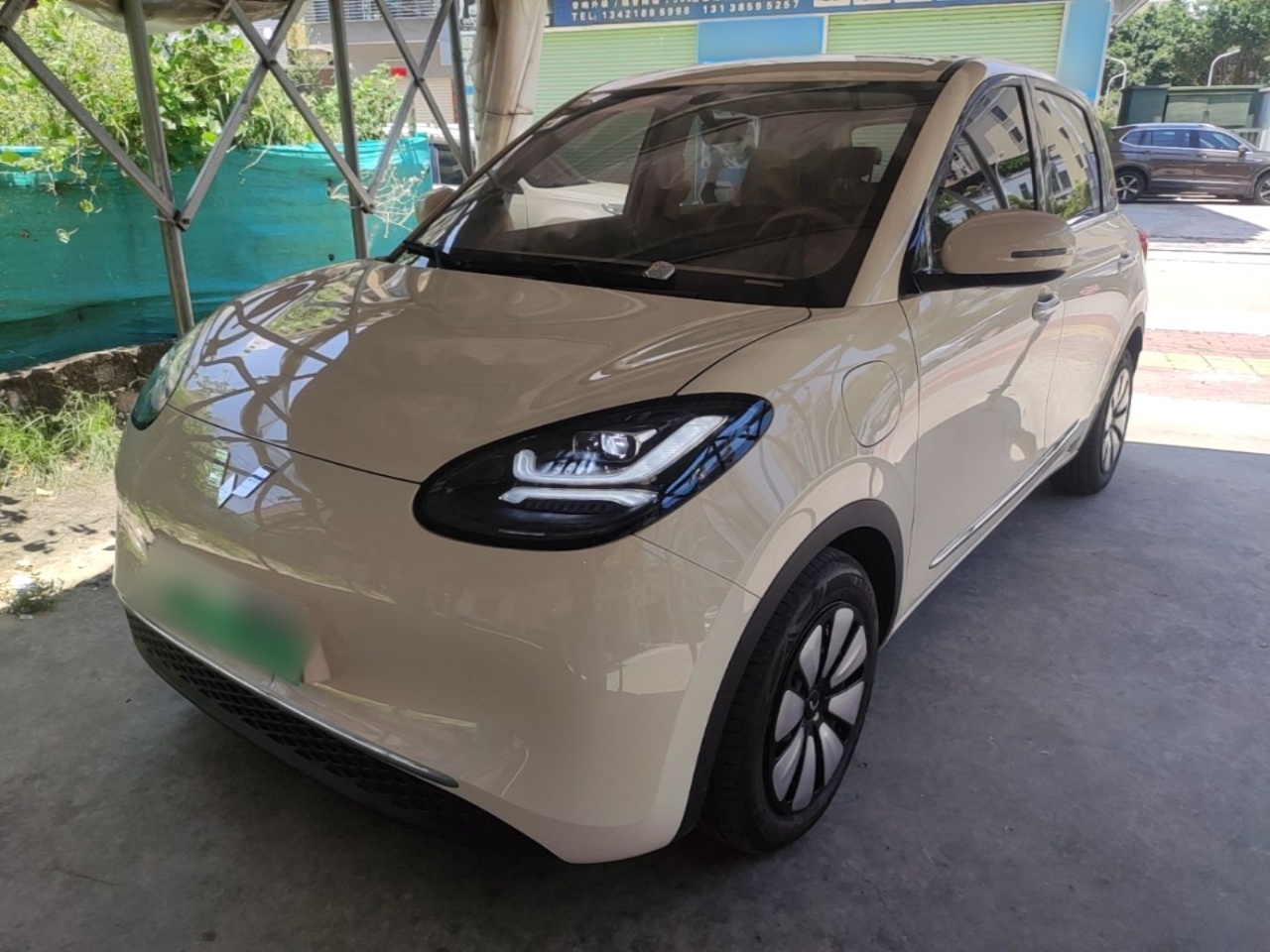 Под передней частью автомобиля